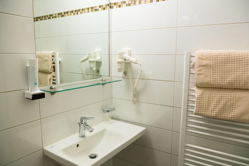 Hotel Vinothek Schwarzer Adler Ottensheim Szoba fotó