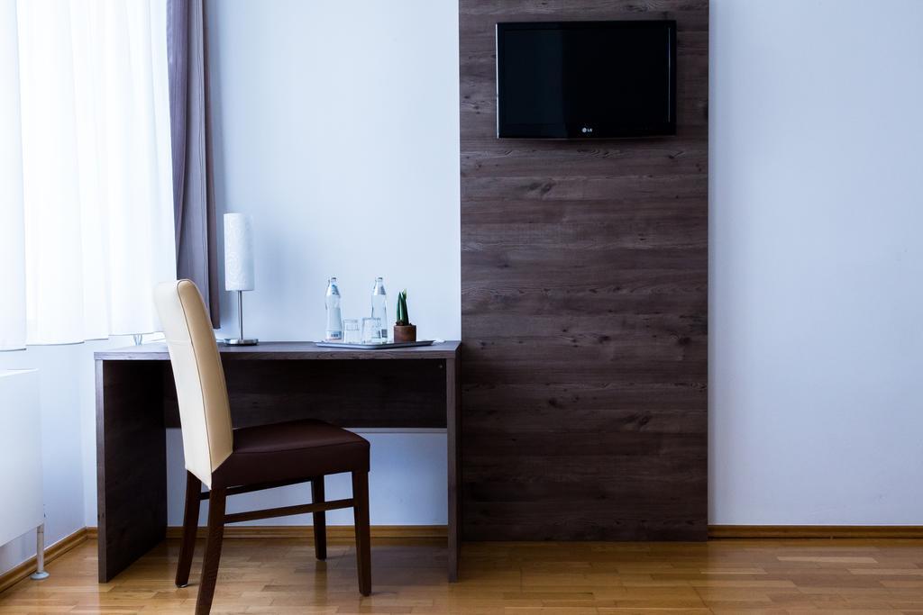 Hotel Vinothek Schwarzer Adler Ottensheim Szoba fotó