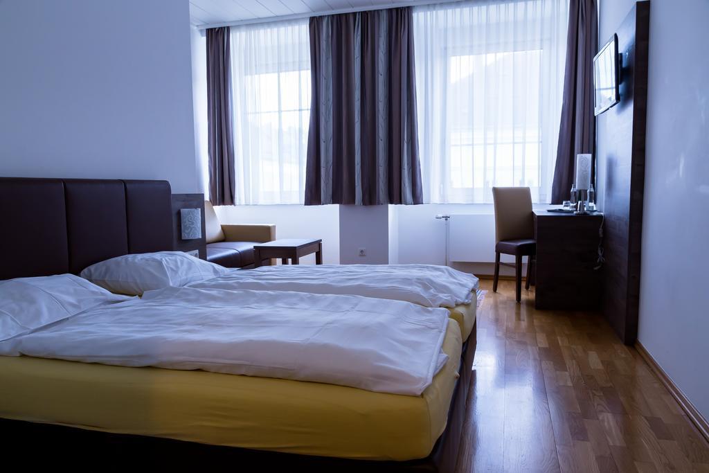 Hotel Vinothek Schwarzer Adler Ottensheim Szoba fotó