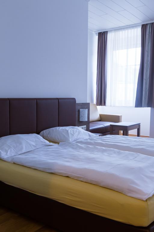 Hotel Vinothek Schwarzer Adler Ottensheim Szoba fotó